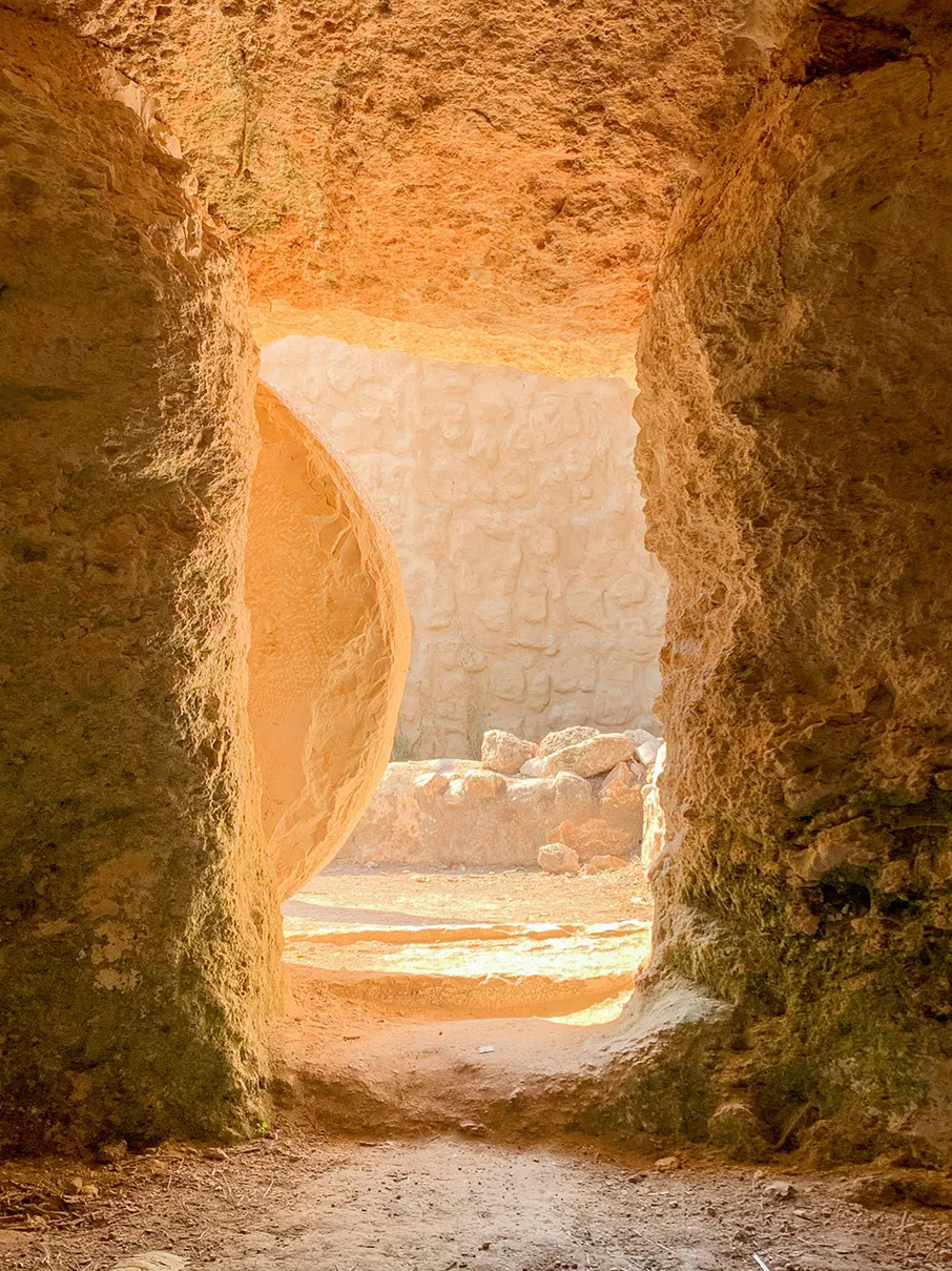 Entrada de cueva de piedra con luz del sol