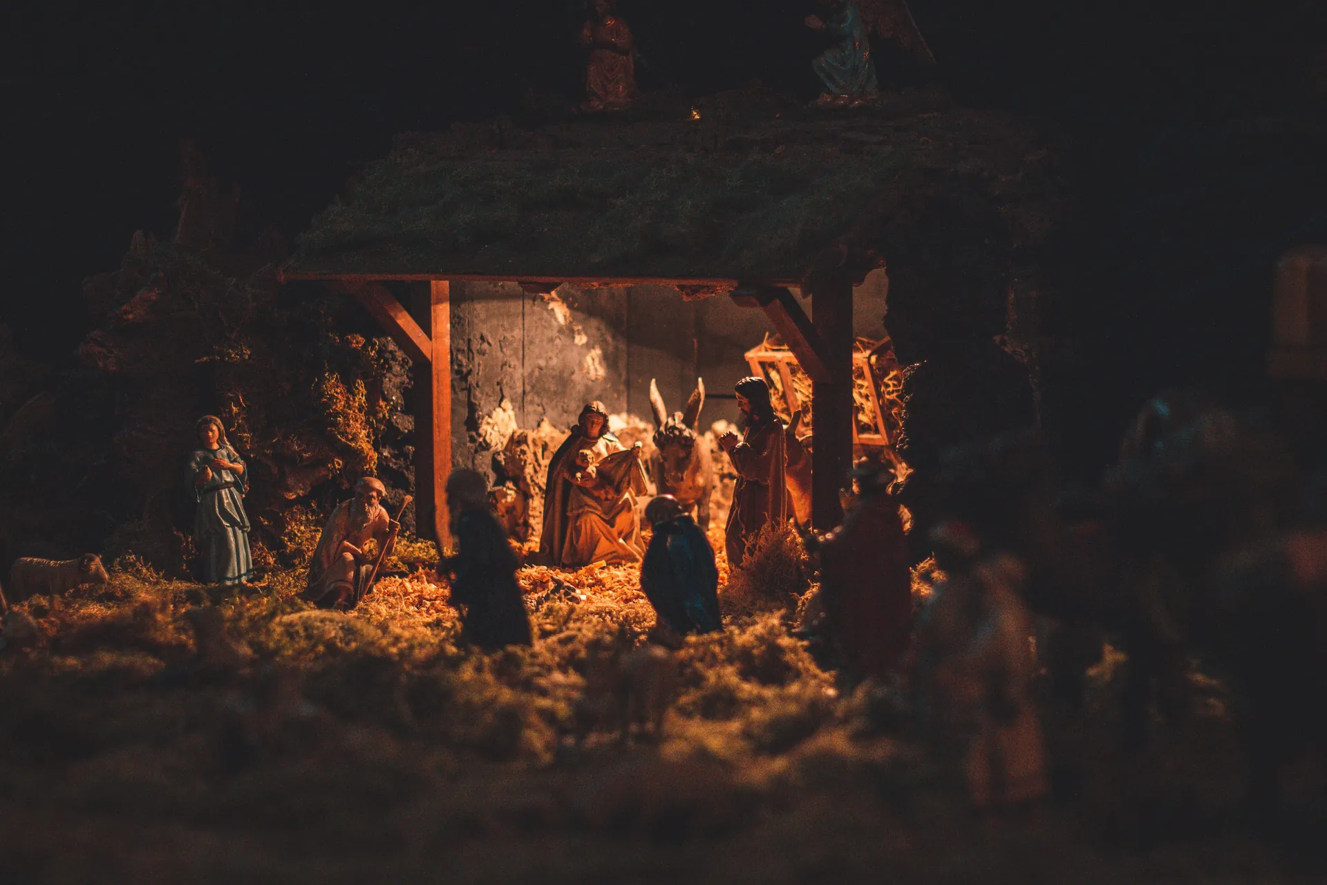 Un pesebre con María, José y el niño Jesús descansando en un establo.